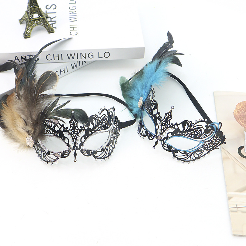 Máscara de media cara de hierro forjado Amazon, edición especial con pedrería lateral con plumas, punta puntiaguda, brillo y velcro para fiestas de alta gama para mujer.