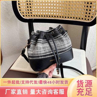 2026新款秋冬水桶包女高级感洋气质感手提包通勤休闲斜挎单肩包