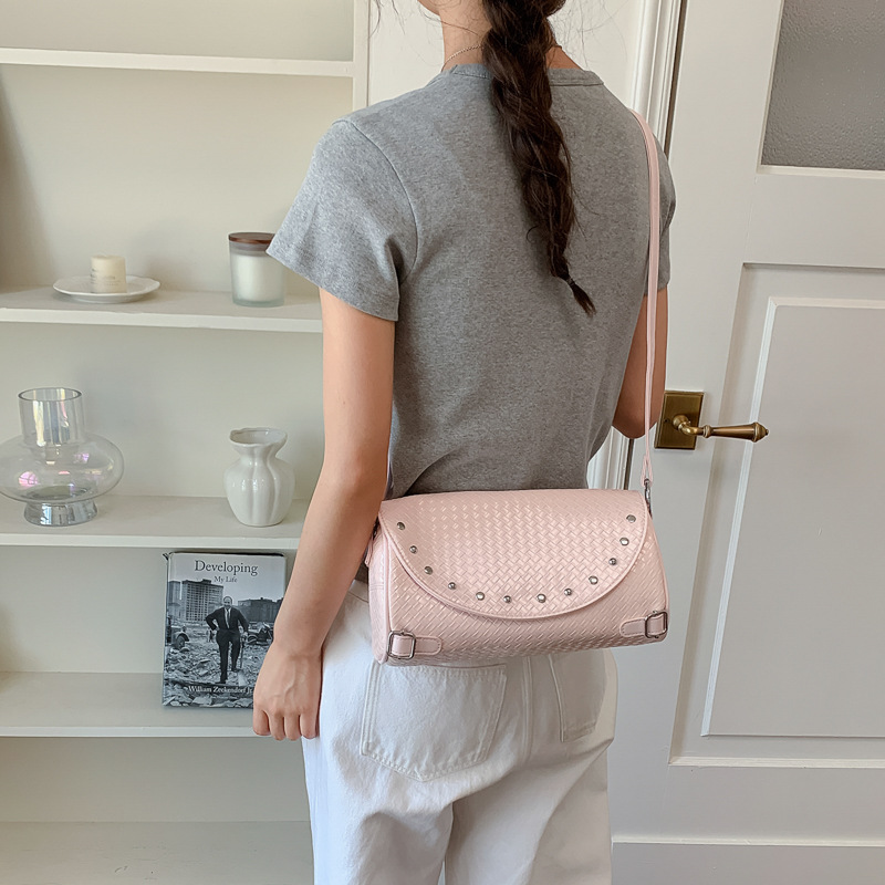 2026 verano nuevo estilo de moda de un solo hombro bolso de mano diseño cotidiano remaches viaje almohada bolsa al por mayor