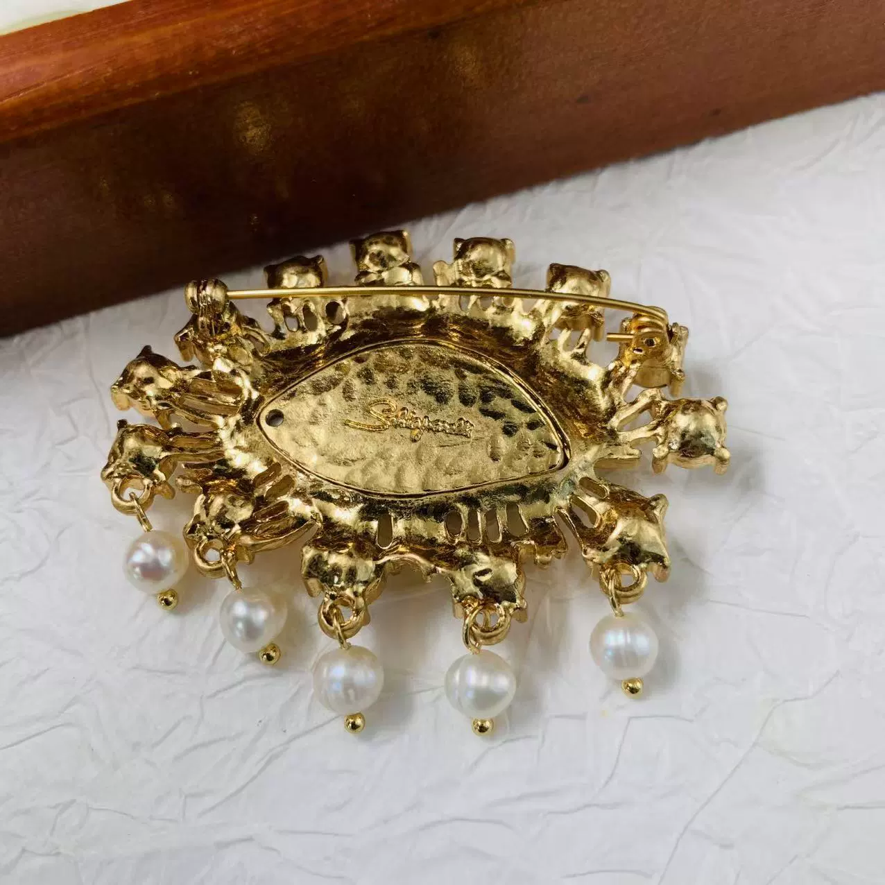 Middle -aged vintage freshwater pearl demon eyes brooch in the middle of the ancient Xia Pali Personal exaggerated pearl brooch