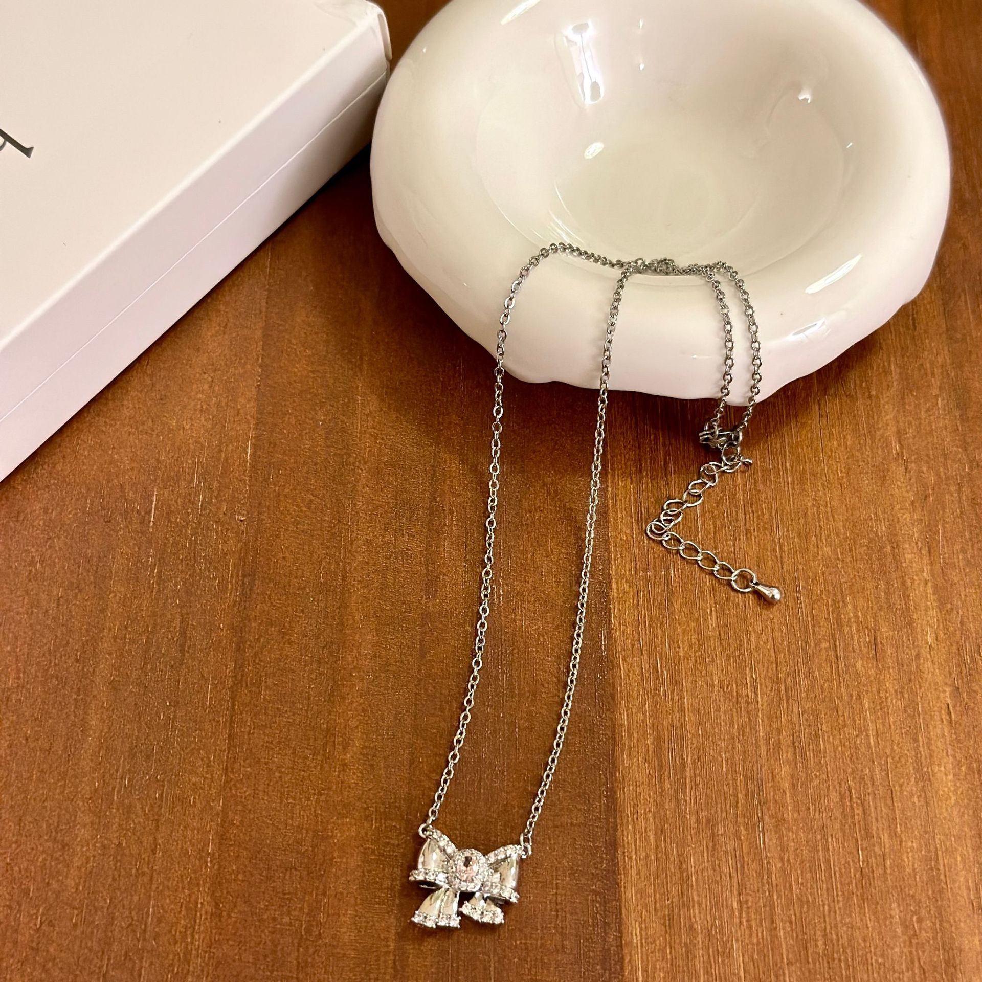 Collier pendentif papillon délicat en zircone cubique pour femme. Ras-de-cou fin plaqué or au style Fairycore. Hypoallergénique, léger et confortable._voghion.com