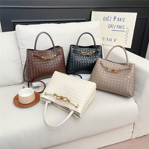 Women's small bag 2026 new summer versatile crossbody bag, handbag for commuting, simple shoulder bag, woven bag