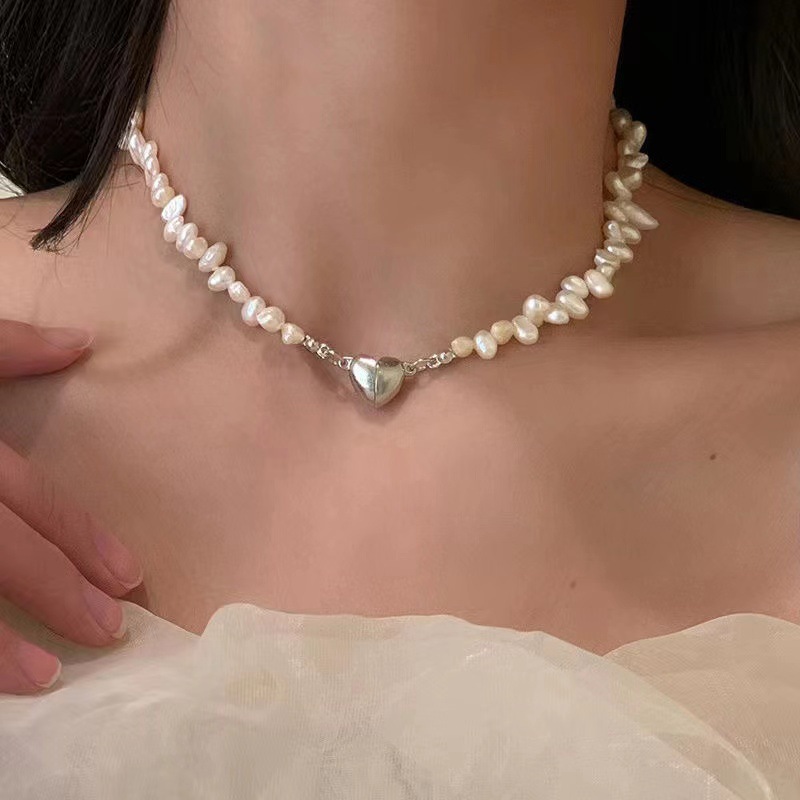 Colar choker de pérolas barrocas com pingente dourado_voghion.com