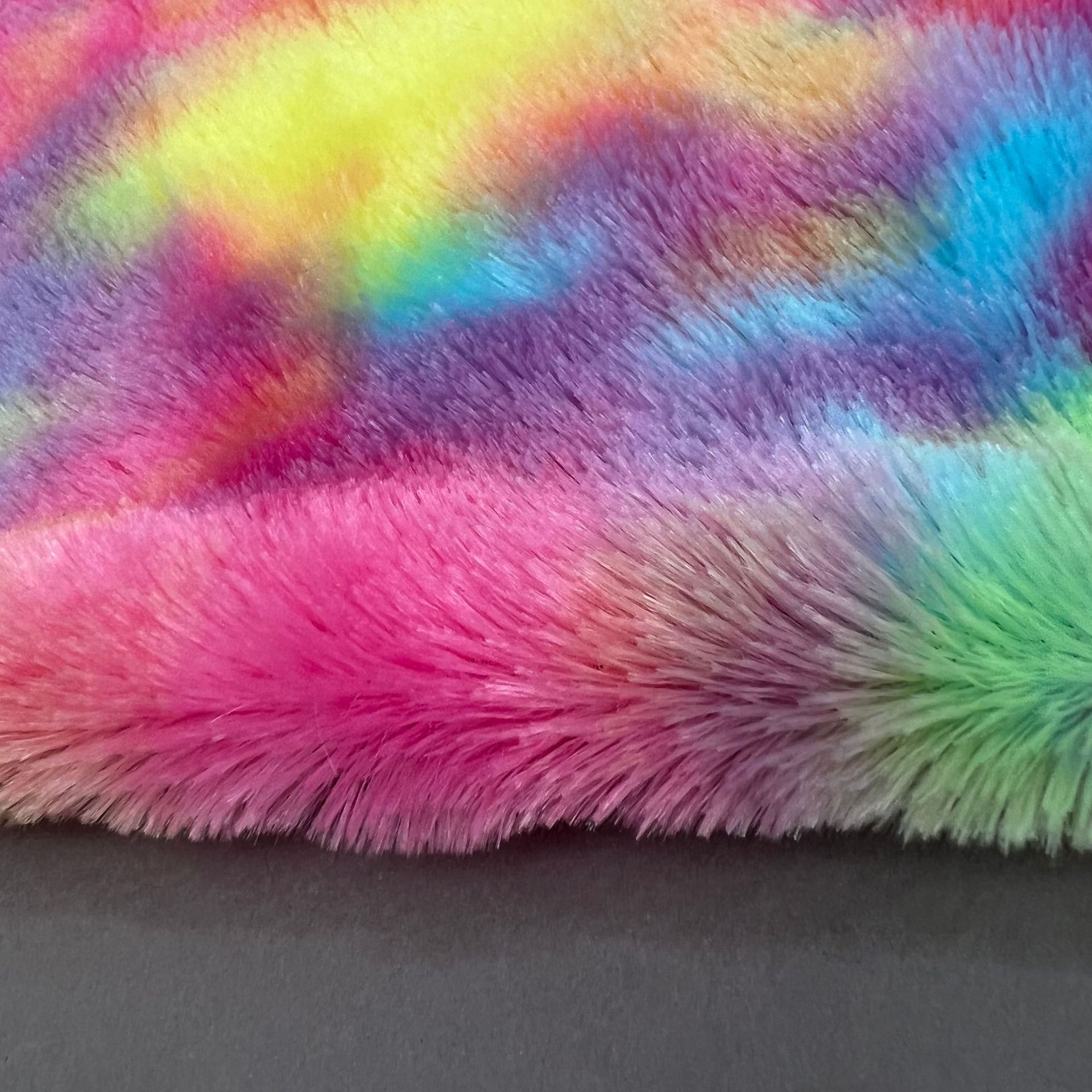 Tela de felpa de terciopelo PV con efecto tie-dye, estampada con degradado de siete colores, tela de color degradado para juguetes de peluche, ropa y materiales para calzado.