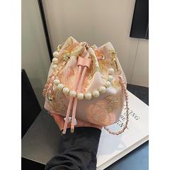 手に真珠のバケツを持って女性を包みます。