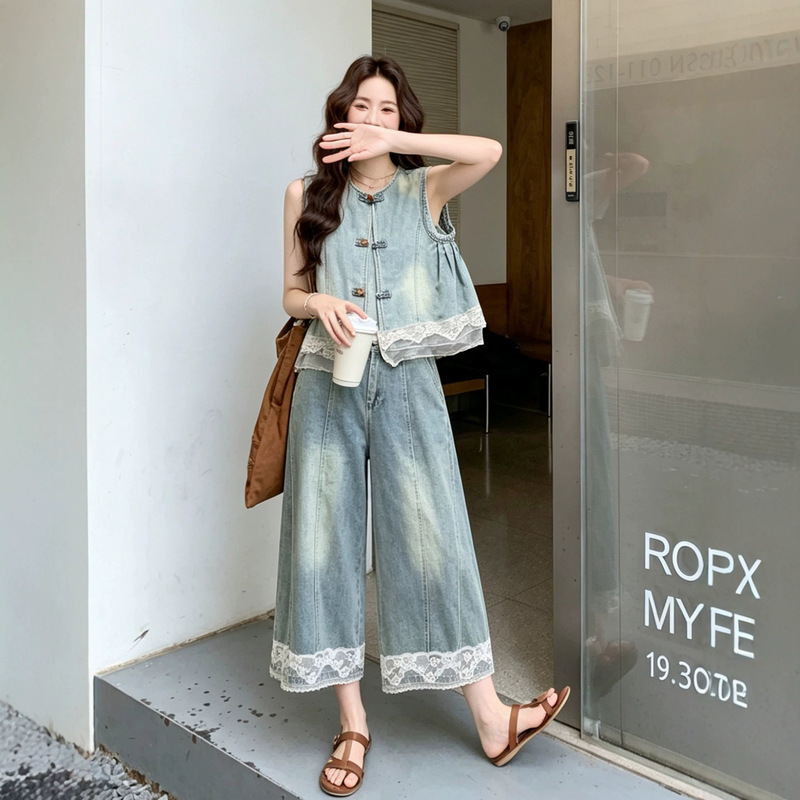 Blue lace spliced vintage buttoned denim vest and wide-leg pants two-piece set for women, elegant and appropriate summer outfit Blue lace spliced vintage buttoned denim vest and wide-leg pants two-piece set for women, elegant and appropriate summer outfit