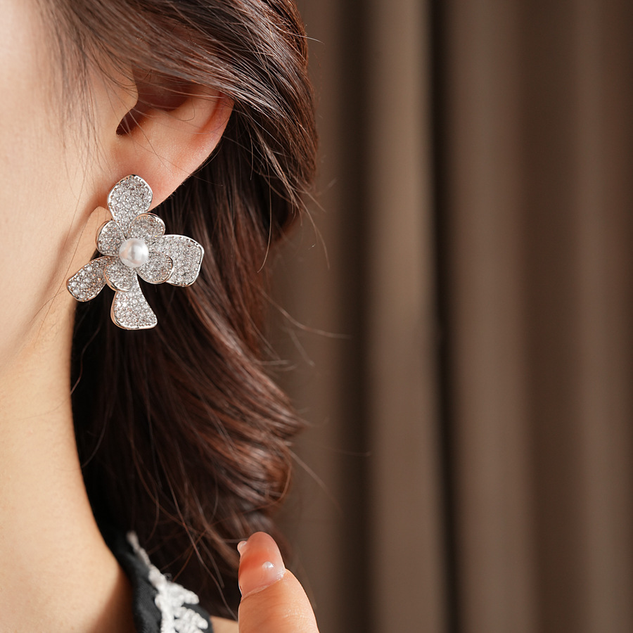 Pendientes de perlas de flor de circón de aguja de plata, pendientes de lujo de alta gama de lujo ligero exquisito, pendientes de todo fósforo blanco de moda de nicho al por mayor