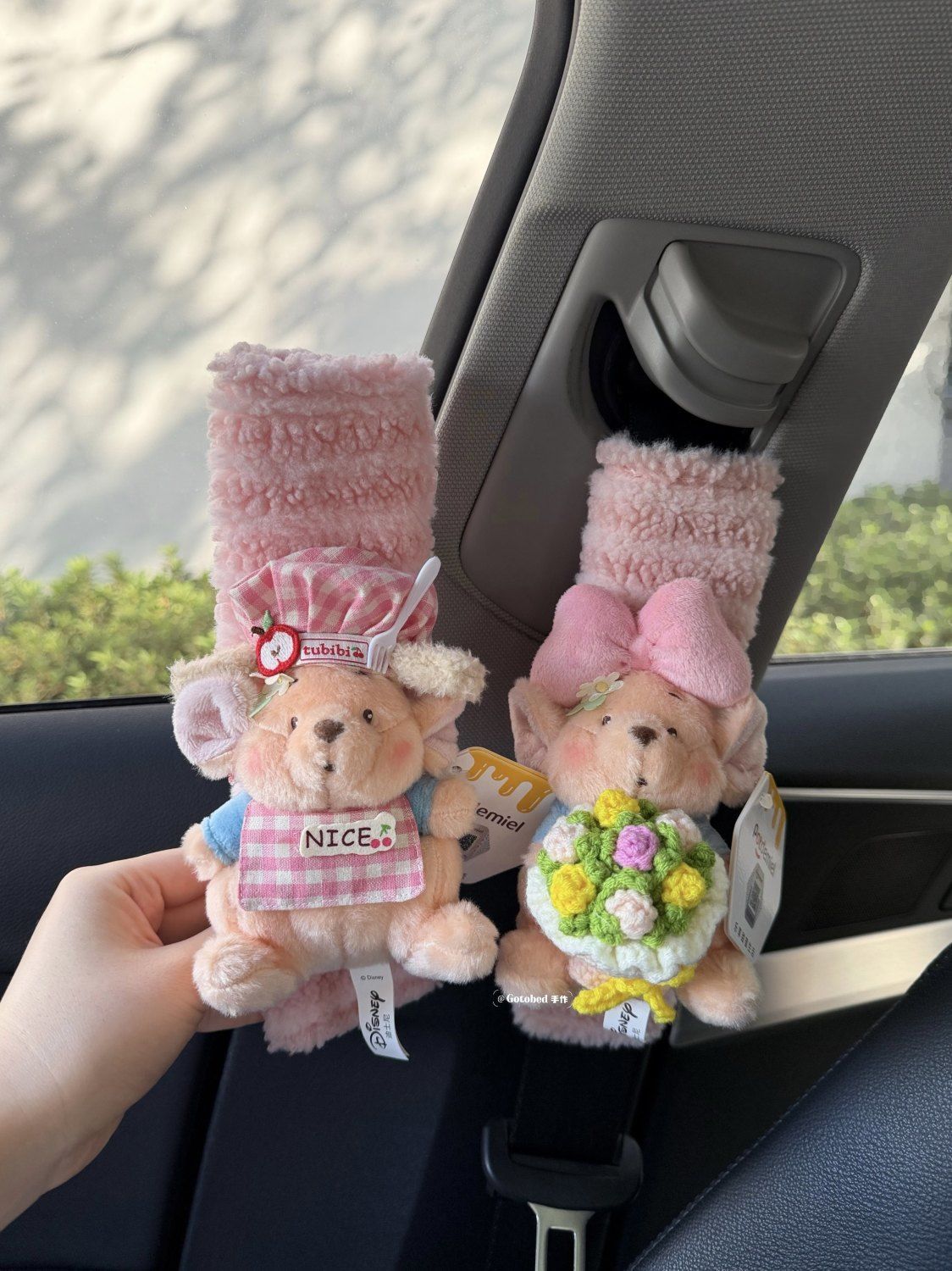 Authentic Disney Winnie the Pooh Car Seatbelt Shoulder Pad Flower Bouquet Winnie the Pooh Couple Car Interior Anti-Neck Strain Protector