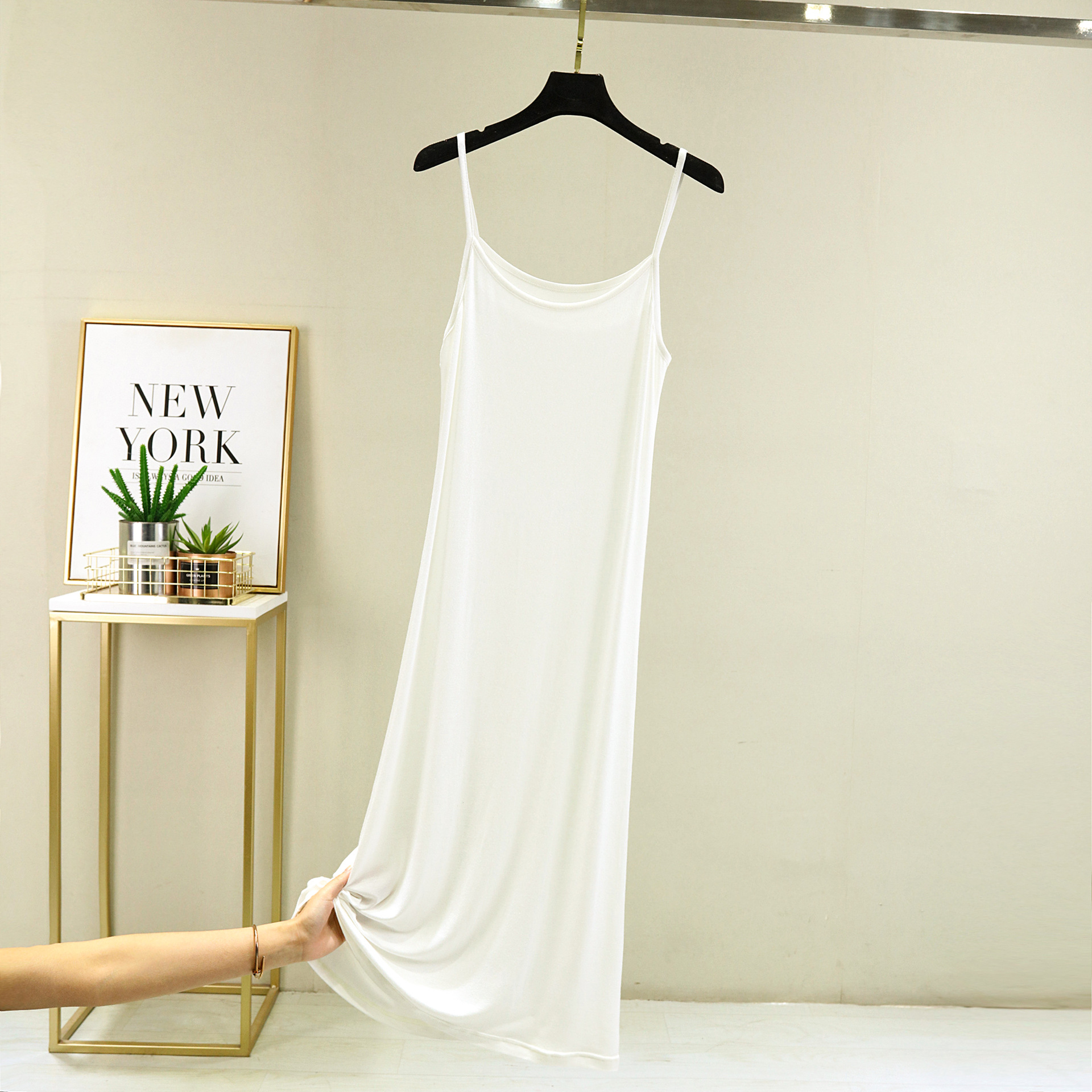 モーダルストラップのベストスカートの女性の夏の中には、袖なしのロングスカートの裏地が痩せている中長のワンピースがあります。