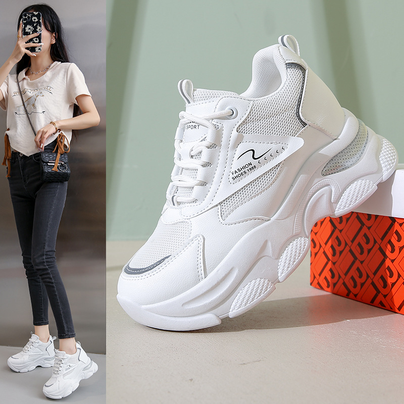 Aumentar la altura de los zapatos de papá para mujeres 2025, el nuevo tipo de verano, un hombre pequeño, una red deportiva casual, zapatos blancos para mujeres