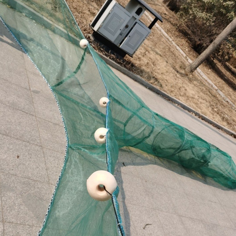 川をブロックする魚網飛行機の八の字の虎の口は口をふさいで清塘の漁具のエビのかごの魚のかごはうなぎのどじょうのネットの密な目をつかみます。|undefined