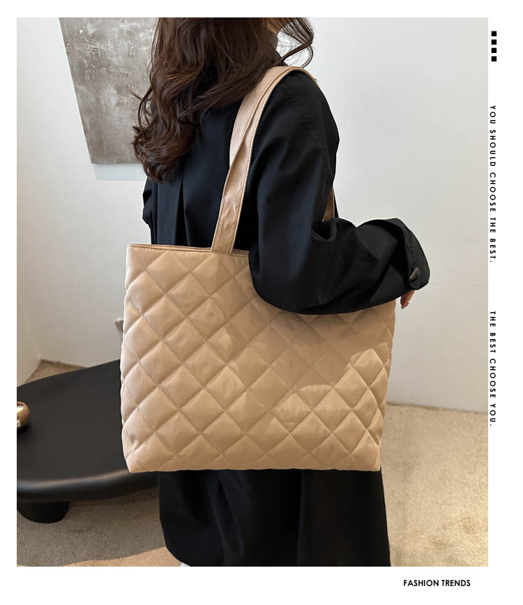 A new large-capacity diamond-shaped commuter handbag and fashionable single-shoulder tote bag for women in the niche cotton-padded jacket bag for autumn and winter 2024 details Picture