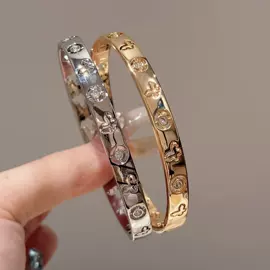 项链;耳钉;手链