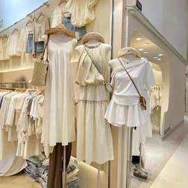 连衣裙;羽绒服;毛衣