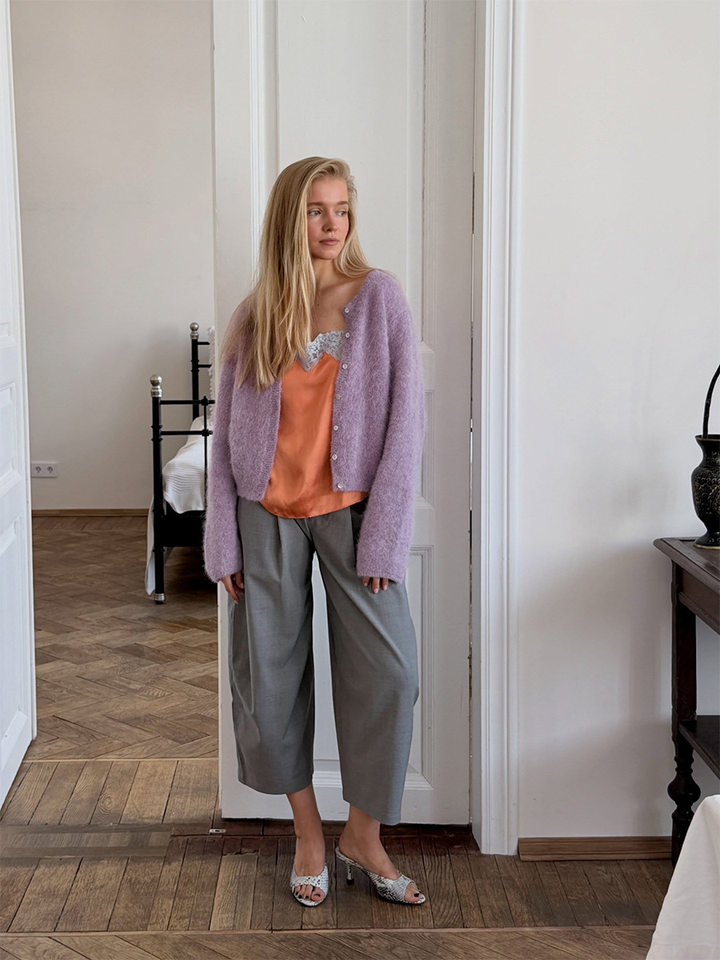Áo khoác cardigan len nữ dáng rộng một hàng cúc, chất liệu dệt kim mềm mại, phong cách thanh lịch — Màu hồng nhạt (hàng có sẵn), Màu xanh lá cây (có hàng), Màu xanh ô liu (đốm), Màu xanh đậm (Còn hàng) chi tiết 39