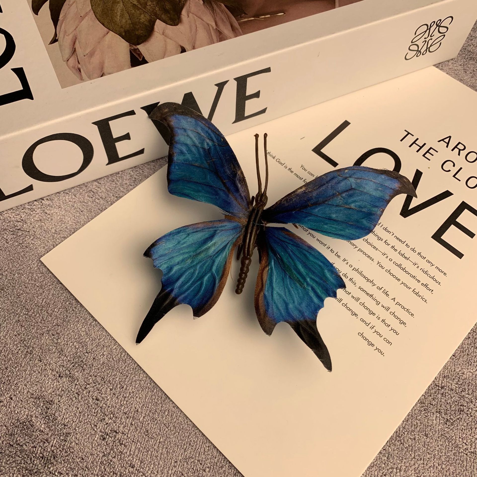 큰 나비 검은색 가장자리 진한 파란색