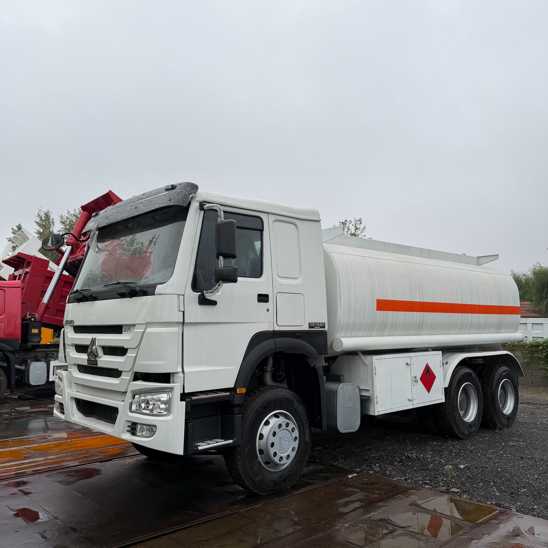 Cross-Border Manufacturers Sell Sinotruk Howo Sprinkler Trucks for Export Supply Sinotruk Howo Water Tank Sprinkler Trucks