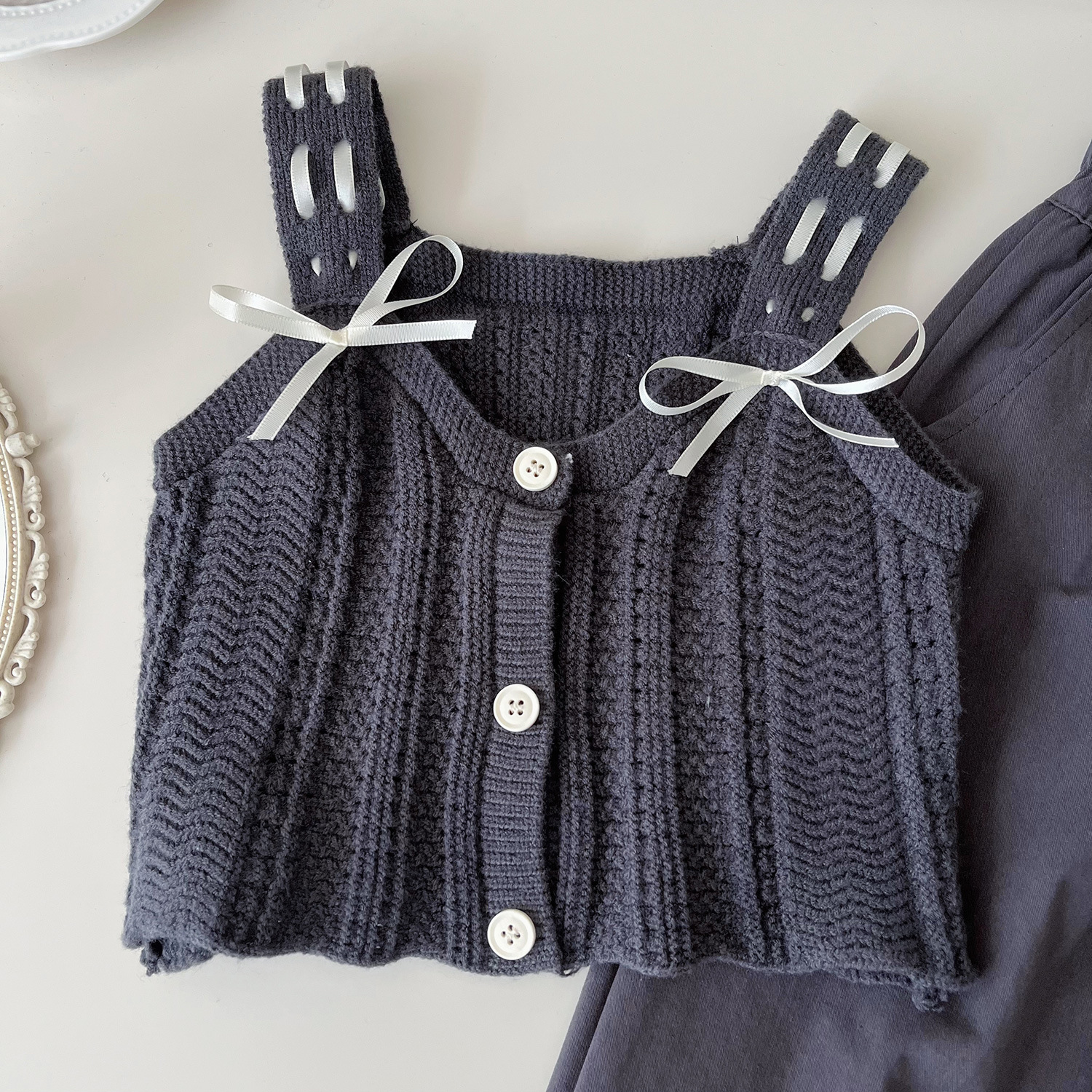 2024 Herbst neue koreanische Version Mädchen Strickweste süßes Ärmelpuppenhemd lange Hosen dreiteiliges Set 67537_voghion.com