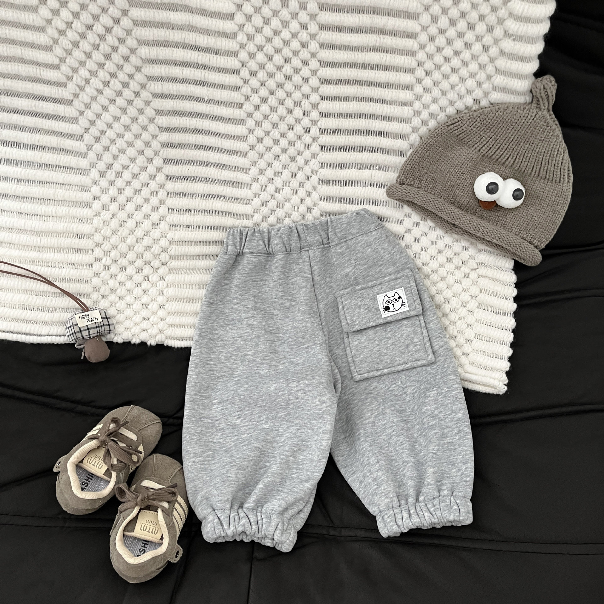 Baby chaleco de otoño y invierno 2025 nuevo chaleco de punto de aire extranjero bebé lindo super lindo vestido de hombro