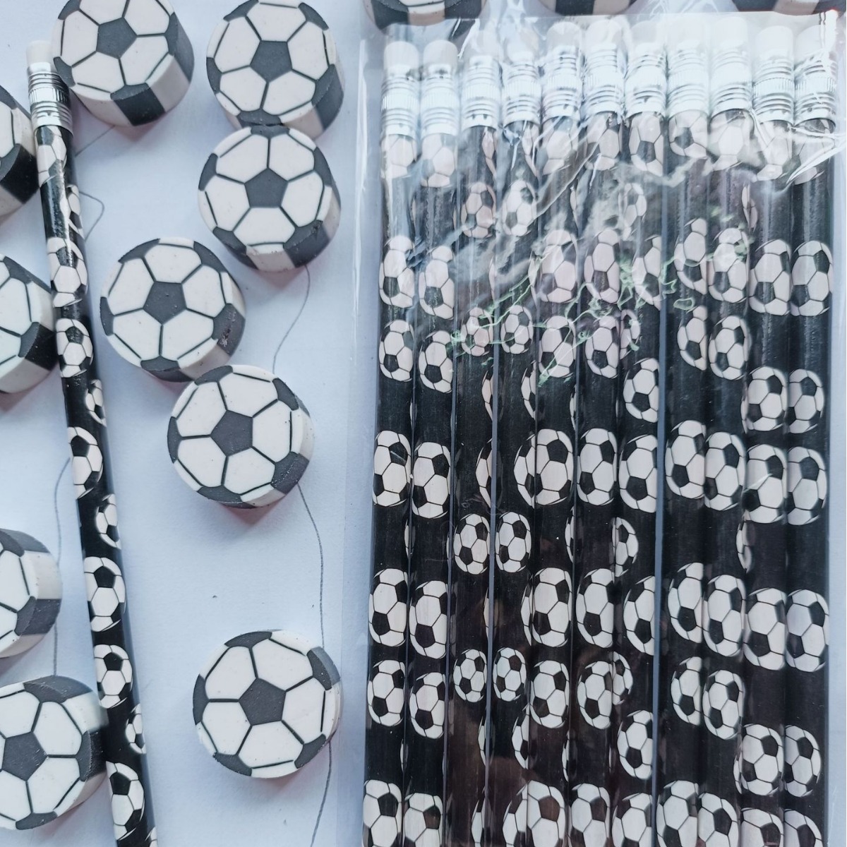 Balón de fútbol blanco y negro con borrador, juego de lápices con diseño de fútbol, lápiz 2B, suministro directo de fábrica.