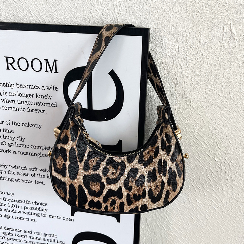 Bolso pequeño para mujeres 2026 nuevo nicho de diseño de tendencia de verano personalidad moda moda moda popular bolso de media luna de hombro bolso axilar