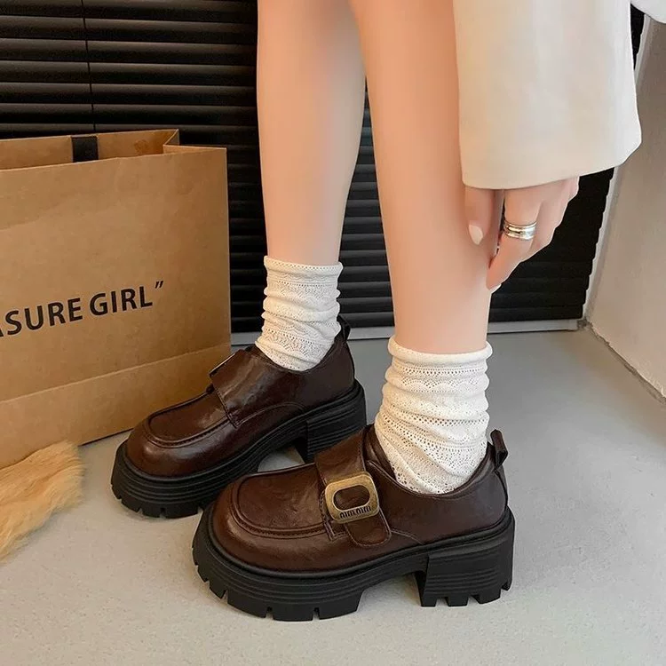 Женские лоферы на массивном каблуке для увеличения роста, новинка зимы 2025, круглый носок, с пряжкой, в британском стиле, без застежек, кожаные туфли на мягкой подошве.