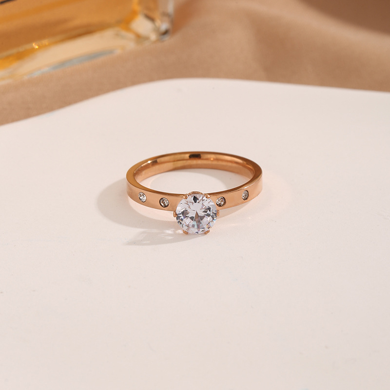 Anillo de acero de titanio transfronterizo brillante femenino japonés y coreano simple nicho ins sin decoloración pareja de diamantes anillo coreano