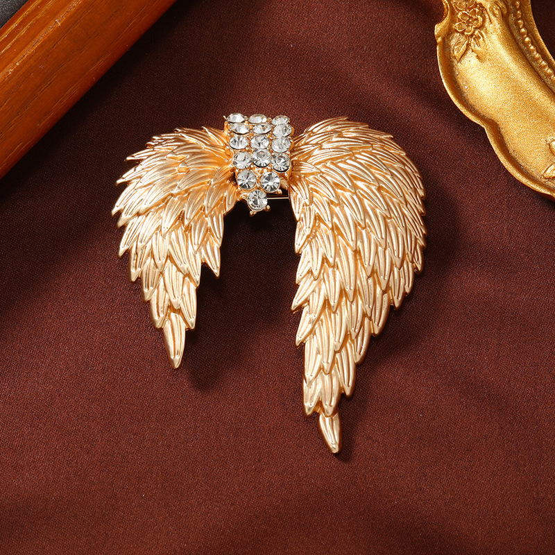 Creative and Simple I Matte Gold Feather Brooch for Women Medieval Vintage Angel Wings Pin Sweater Accessories Dual Use
