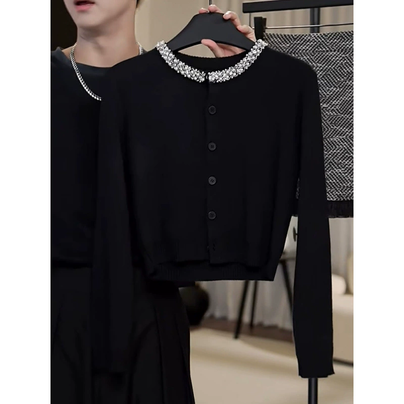 Французская маленькая ароматная тонкая тонкая футболка с бриллиантами и круглым вырезом женская ранняя осень 2025 новая ци высокого качества дикий топ