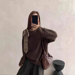 美式复古咖色豹纹斜肩毛衣女秋冬季设计感小众露肩宽松针织衫上衣
