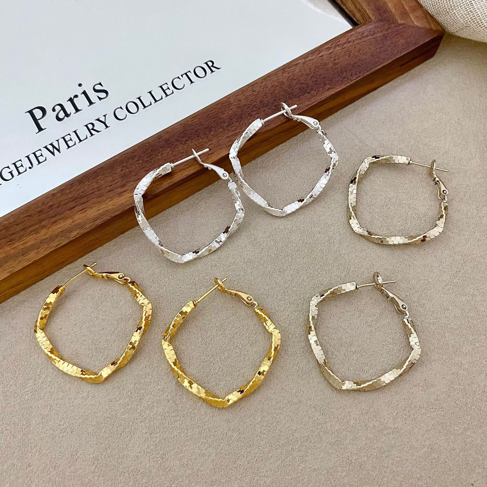 Copper-plated real gold European and American exaggerated textured square large hoop earrings for women, new high-end elegant earrings