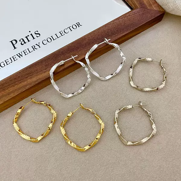Copper-plated real gold European and American exaggerated textured square large hoop earrings for women, new high-end elegant earrings