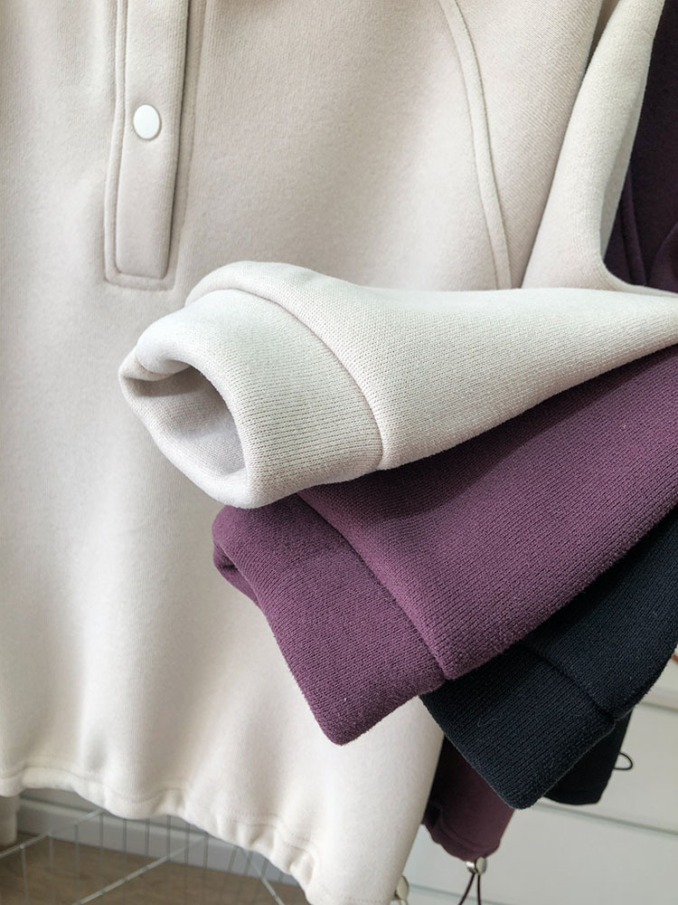 レトロな半高襟の帽子とベルベットの女性! 24冬には、保温カバーのカジュアルフードの上着を厚くする