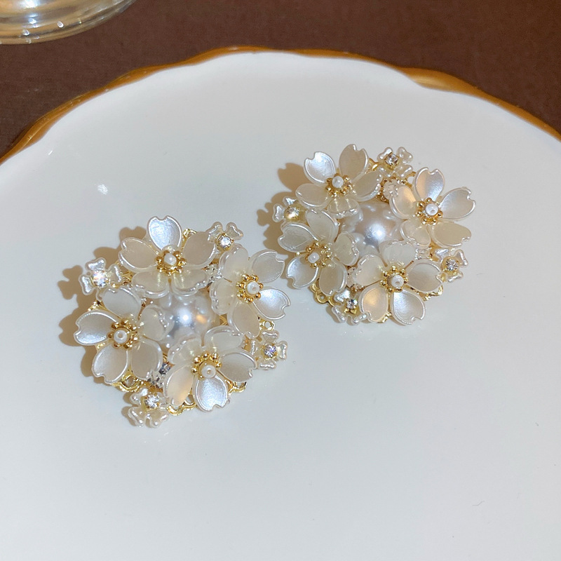 Pendientes de perlas artificiales de mariposa de aguja de plata Pendientes de todo fósforo de nicho retro femenino Pendientes de temperamento de moda Lujo ligero de alta gama