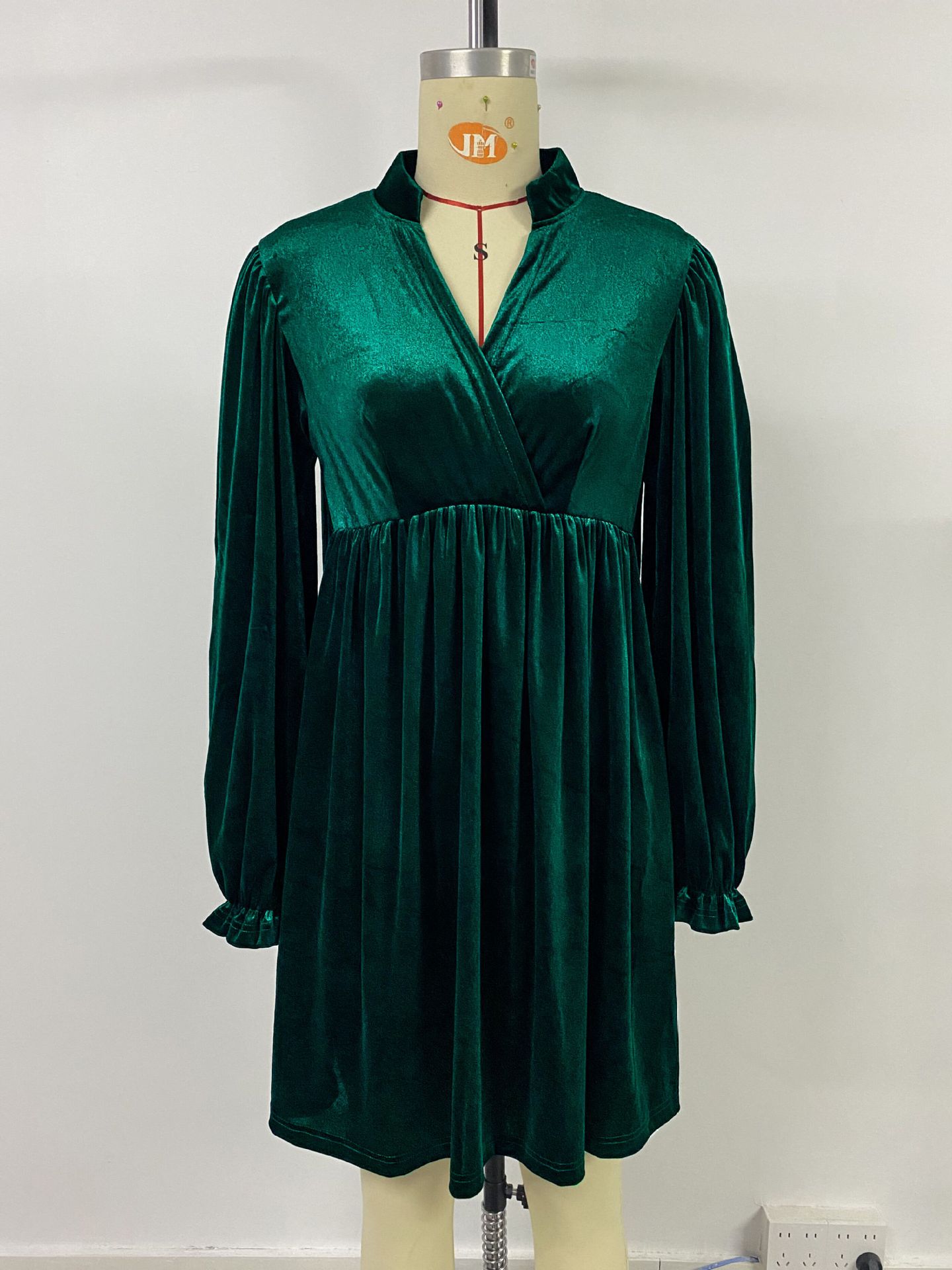 Vestido feminino de veludo em linha A – Vestido elegante retrô com manga curta e decote em V (mangas lanterna esvoaçantes, cintura alta, tecido de veludo macio)_voghion.com