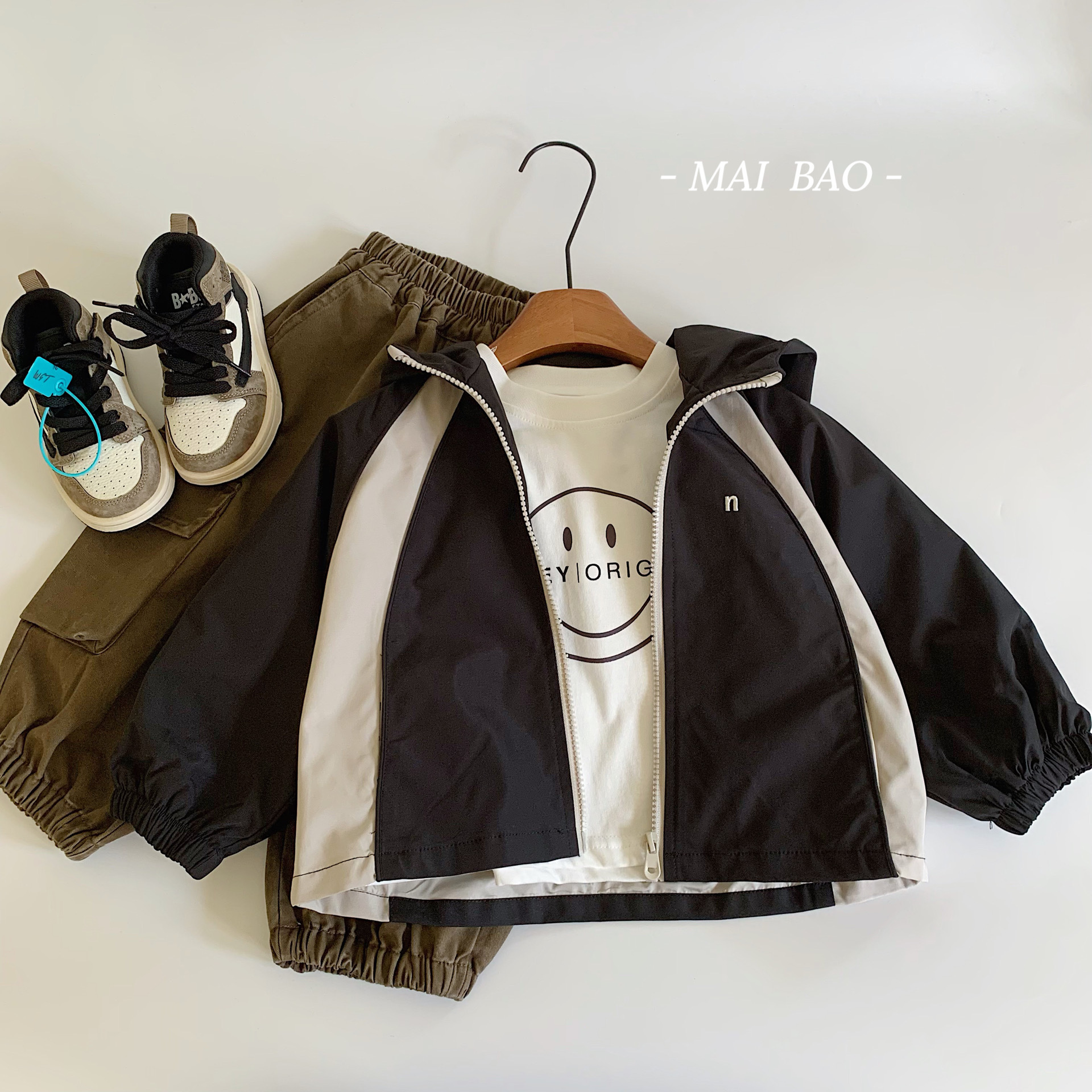 Chaqueta para niños Maibao 2025 primavera nuevo cárdigan a juego de colores para niños pequeños y medianos Camisa con cremallera coreana Chaqueta simple con capucha