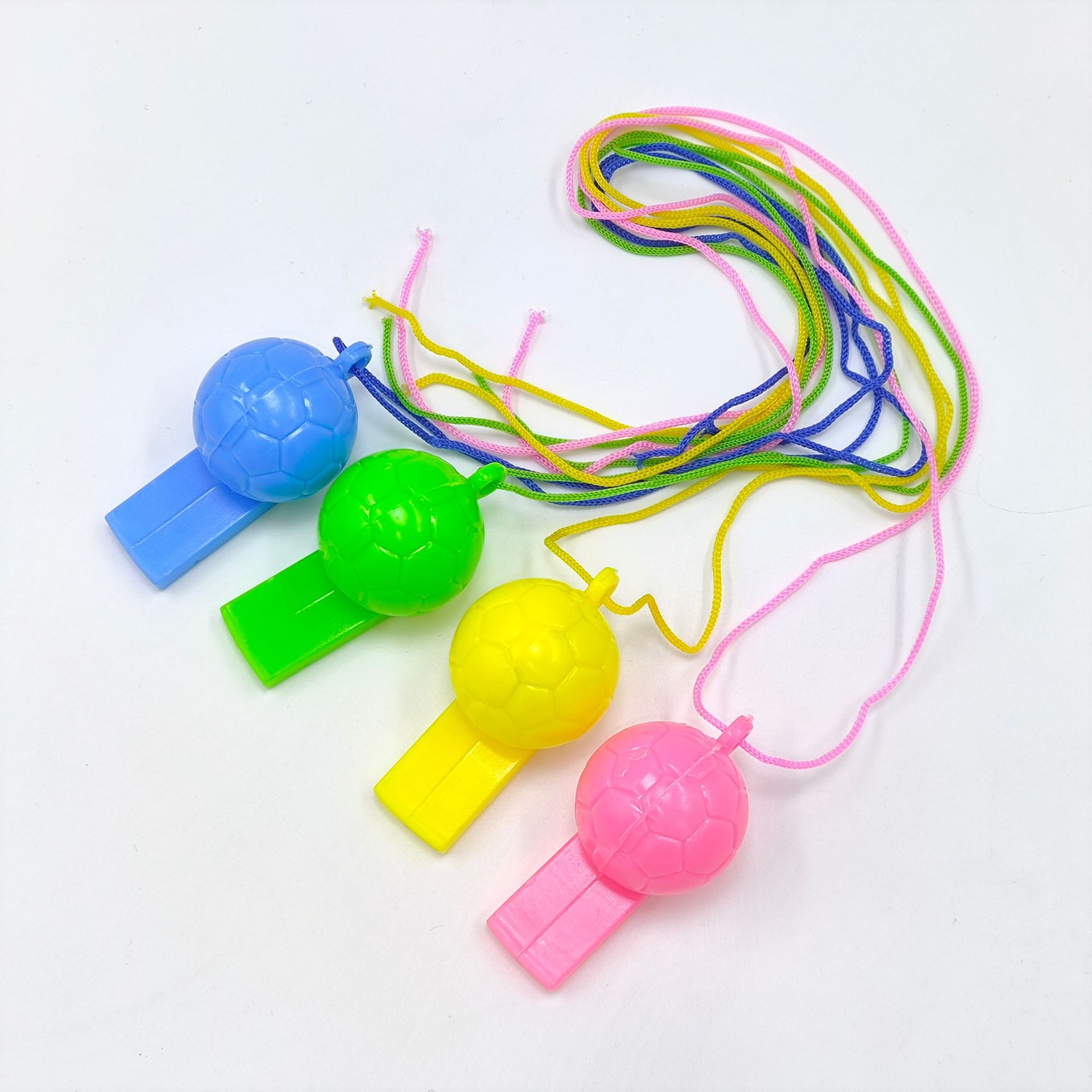 Silbato de fútbol de la Copa del Mundo Silbato de plástico Smiley Silbato de árbitro Entrenador Puesto especial para niños Juguetes al por mayor