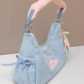 新款夏季腋下包女云吞单肩时尚通勤斜挎包托特包包加挂件无性别风