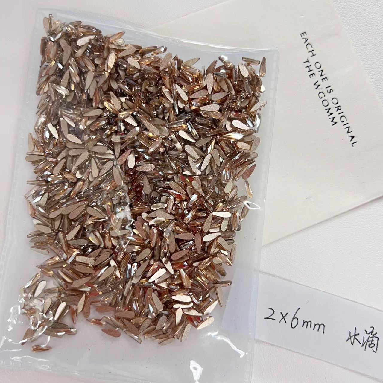 샴페인 플랫 바텀 모양의 다이아몬드-물방울