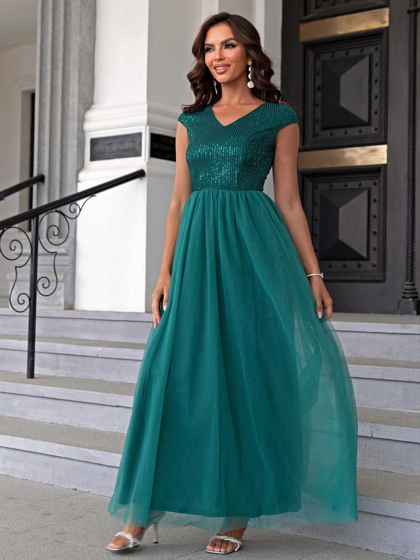 Vestido formal de mujer con malla y lentejuelas en colores contrastantes_voghion.com