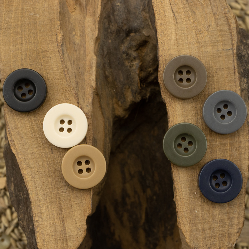 Wide-brimmed off-white tooling uniform resin button brown khaki casual pants button black sweater button Wide-brimmed off-white tooling uniform resin button brown khaki casual pants button black sweater button