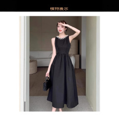 夏の新型の黒いワンピースの女性の軽豪華なヘボン風の気質はシンプルでやせています。