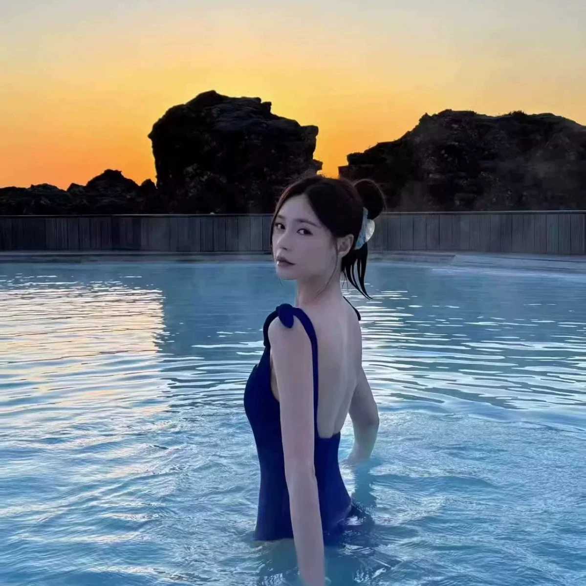 The same fabric for bloggers, Iceland hot spring vacation, one-piece blue swimsuit for women, conservative, white, and small breasts