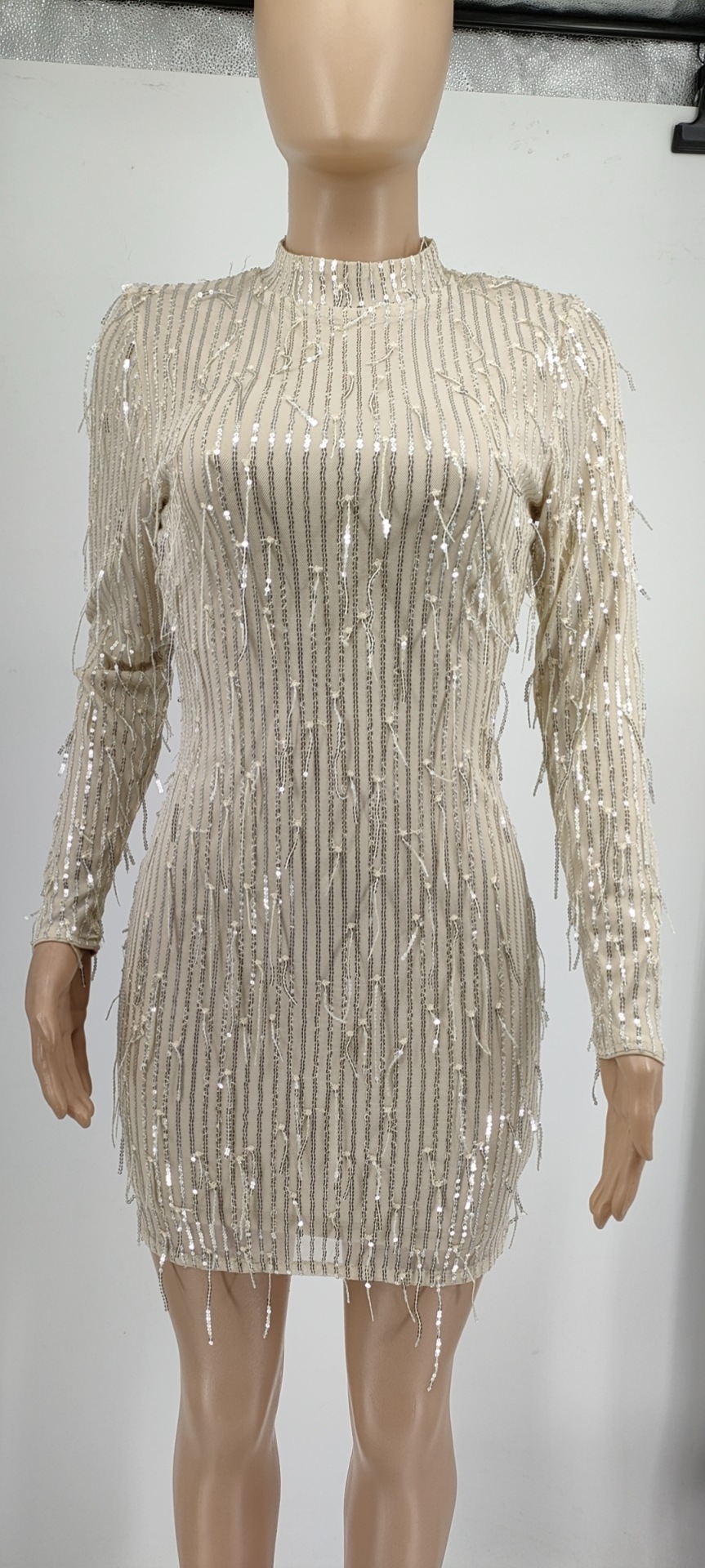 GraceChic Herbst/Winter 2022: Neues europäisches und amerikanisches Damenmode-Kleid in Übergröße mit schmalem, hohem Kragen, Pailletten und Quasten_voghion.com