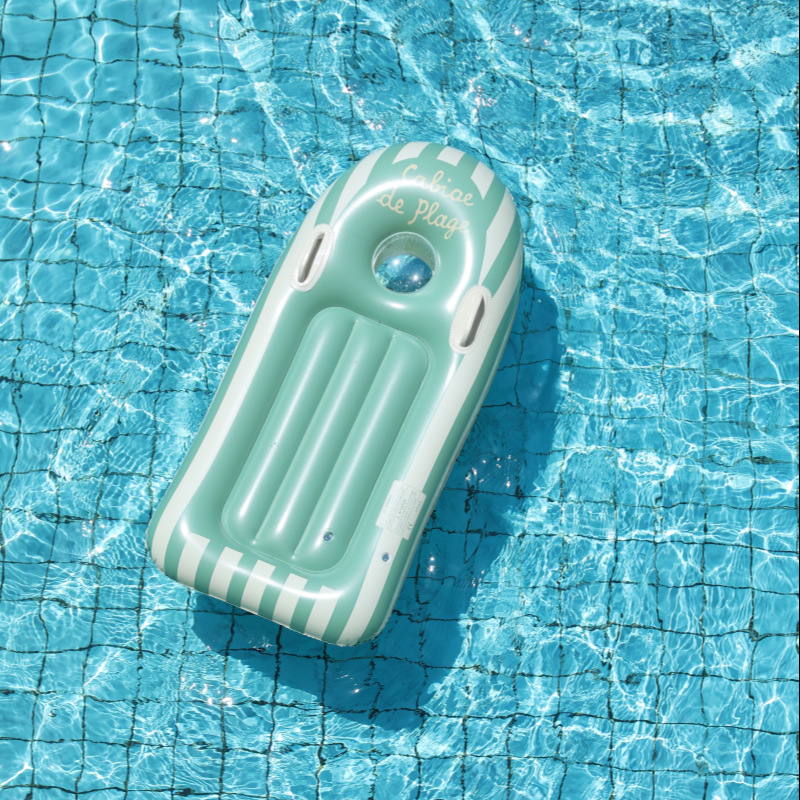 メーカーは空気入れのサーフボードを販売しています。