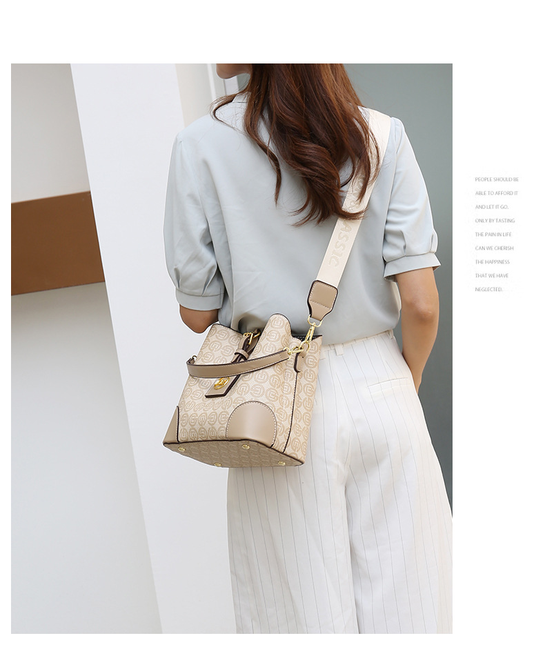 2023 Autumn New Live Broadcast Good Style Printed Large Capacity Bucket Bag Women's PU Contrast Color Wide Shoulder Strap Crossbody Bag_voghion.com