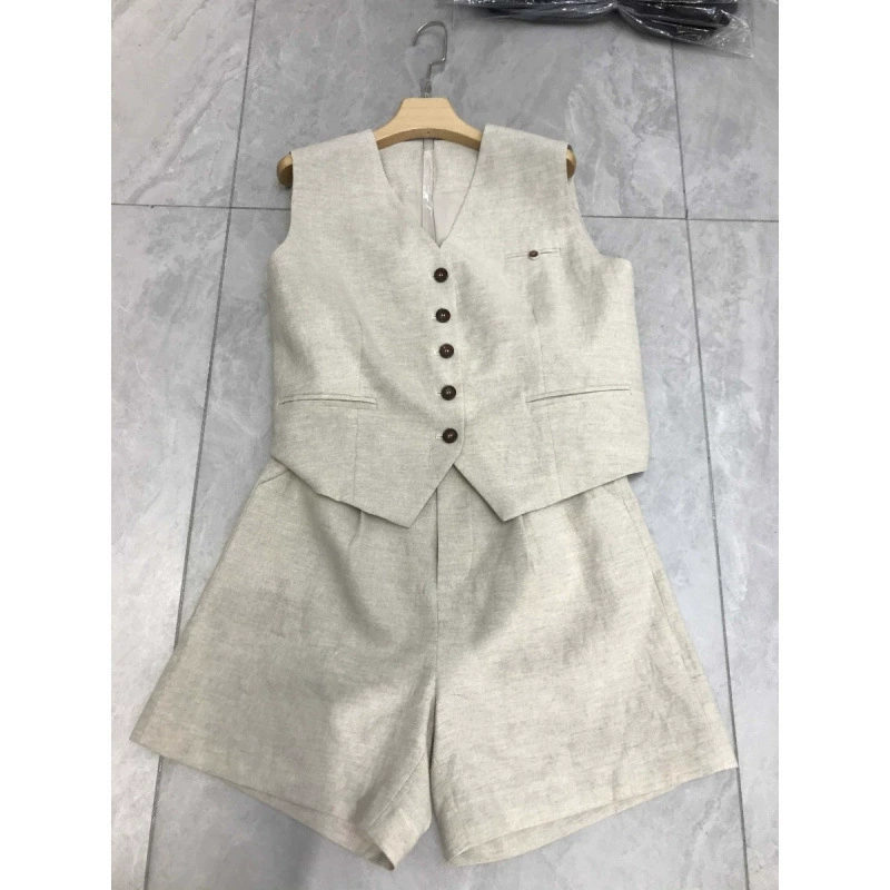 Летний комплект из льна для женщин: безрукавка с V-образным вырезом + шорты, коллекция Европейская станция 2025, новая мода.