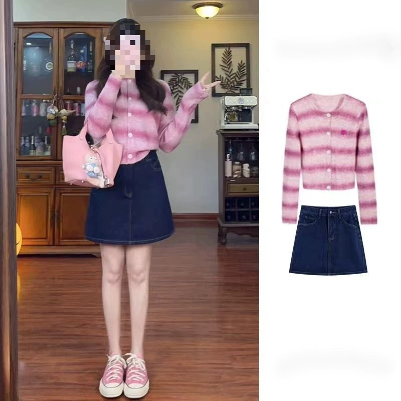 Носите комплект женского нового трикотажного кардигана в полоску в западном стиле 2023 года, уменьшающего возраст, свитера, юбки, комплекта из двух предметов, костюм