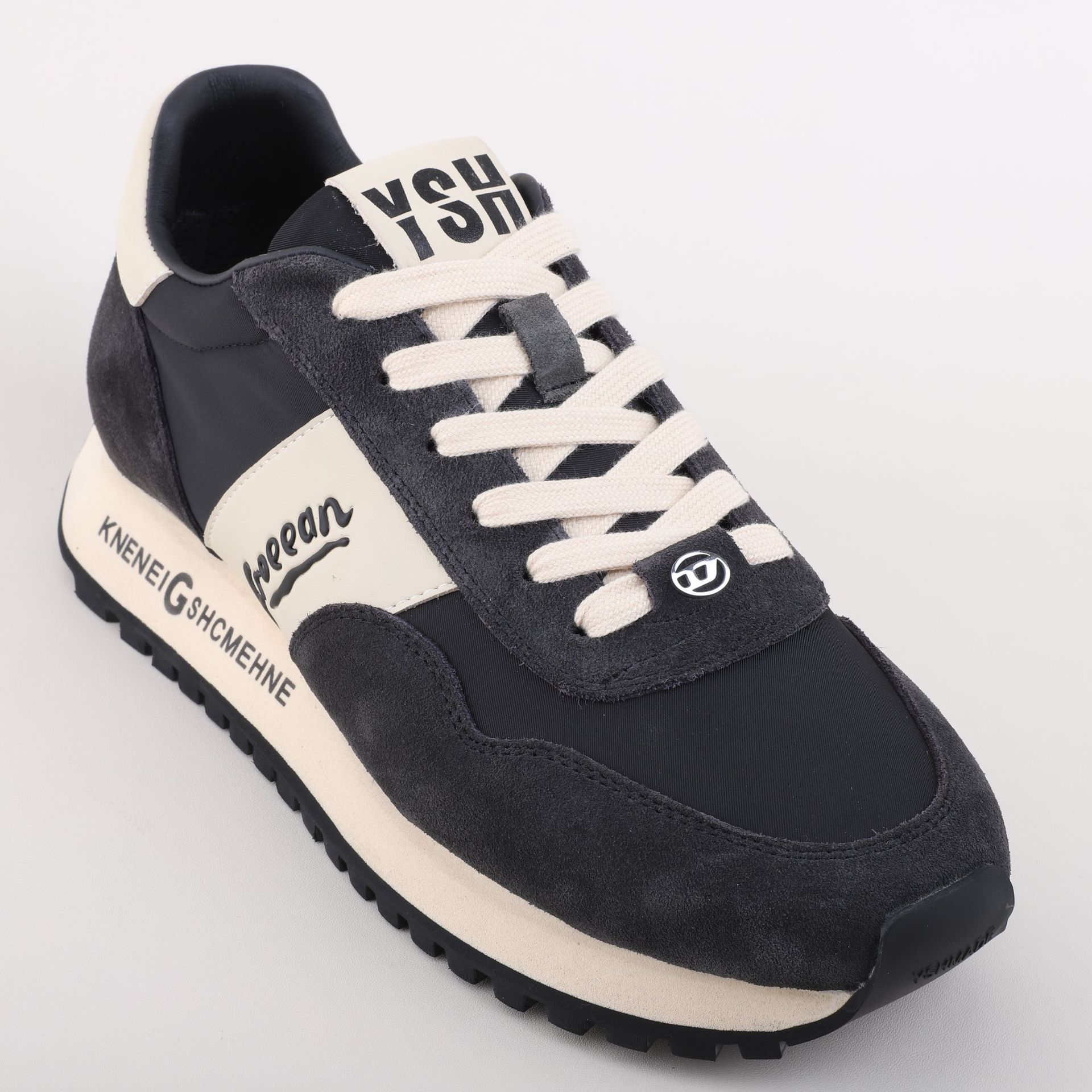 Sports breathable casual footwear for leisure