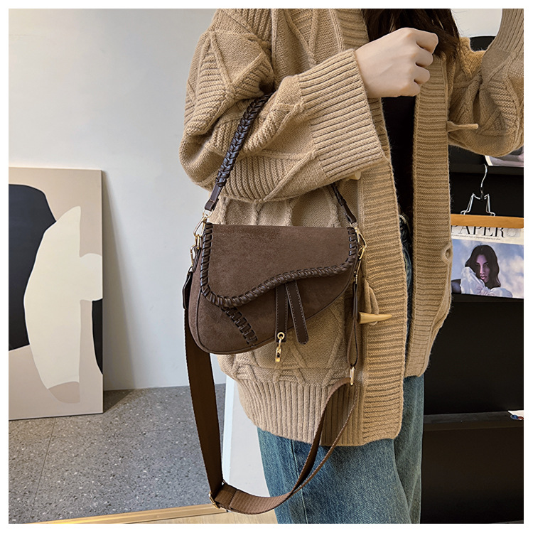Styles de sacs à main chauds sur Facebook Sacs pour femmes 2024 automne nouvelle tendance de la mode sac de selle portable version coréenne simple givré épaule unique crossbod_voghion.com